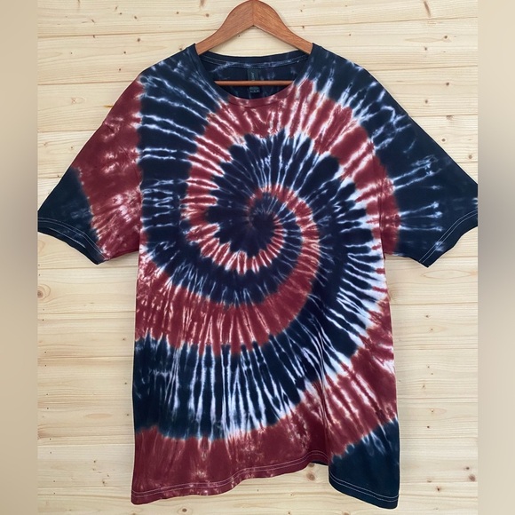 NEW GILDAN Unisex XL SoftStyle T-Shirt Garnet Black Tie Dye Spiral Pattern Retro - Picture 1 of 9